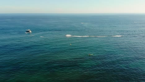 Drohnenaufnahme-Eines-Jetskis,-Der-Auf-Ein-Boot-Zufährt