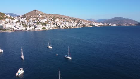 Luftvorbeiflug-über-Die-Bucht-Von-Sarande-In-Albanien