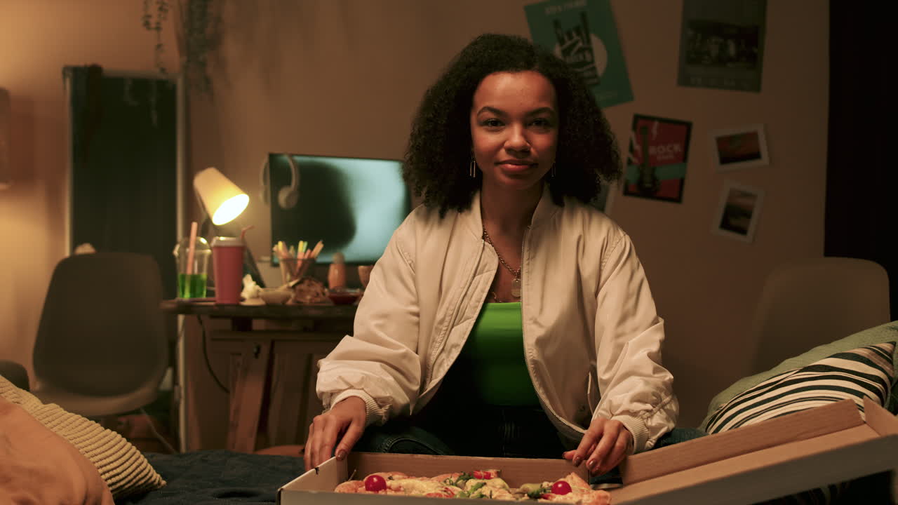 mujer comiendo pizza
