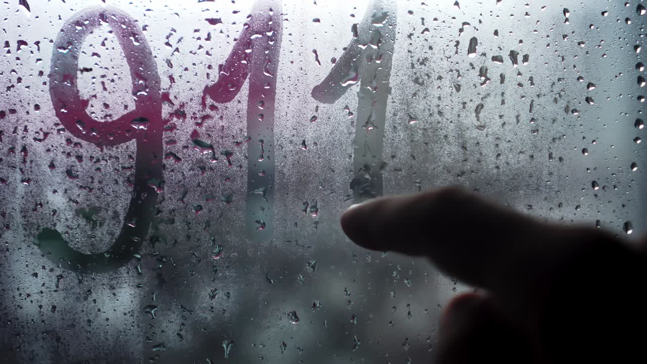 "영국어로 ""911""라는 문구가 얼어붙은 유리 위에 새겨져 있다."