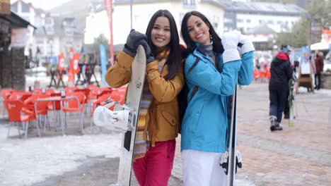 amigas felices en una estación de esquí de invierno