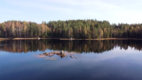 Imágenes-Tomadas-Con-Drones-De-Un-Sereno-Lago-En-Noruega,-Que-Reflejan-Frondosos-Bosques-Y-Aguas-Tranquilas,-Creando-Un-Paisaje-Tranquilo-Y-Pintoresco