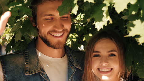 pareja posando debajo del árbol