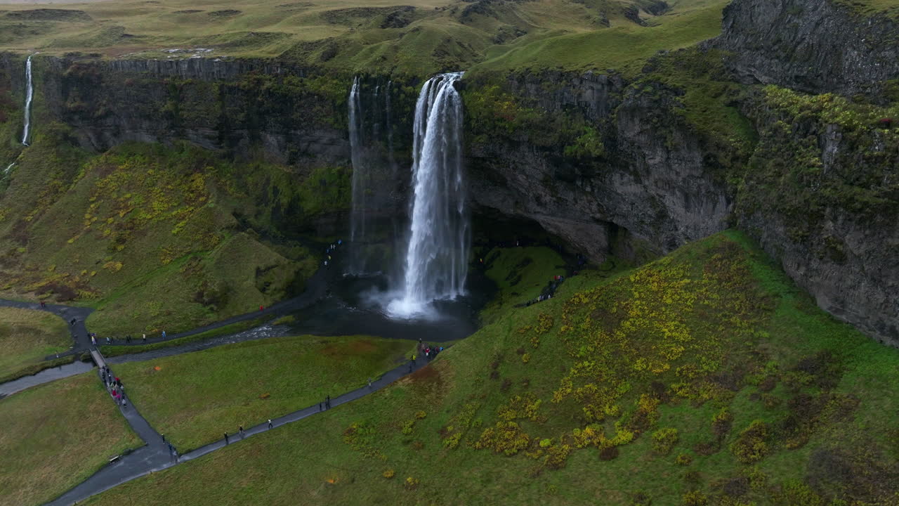 vista aérea de la cascada de seljalandsfoss en islandia
