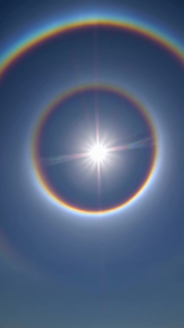 Fenômeno do Halo Solar em Céu Azul Claro