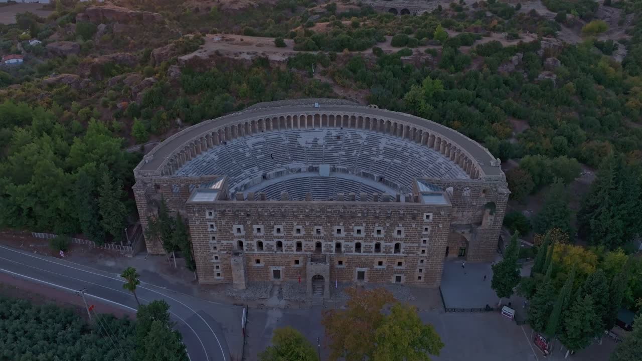 Teatro antico di Aspendos sotto un caldo cielo al tramonto a Serik, Turchia
