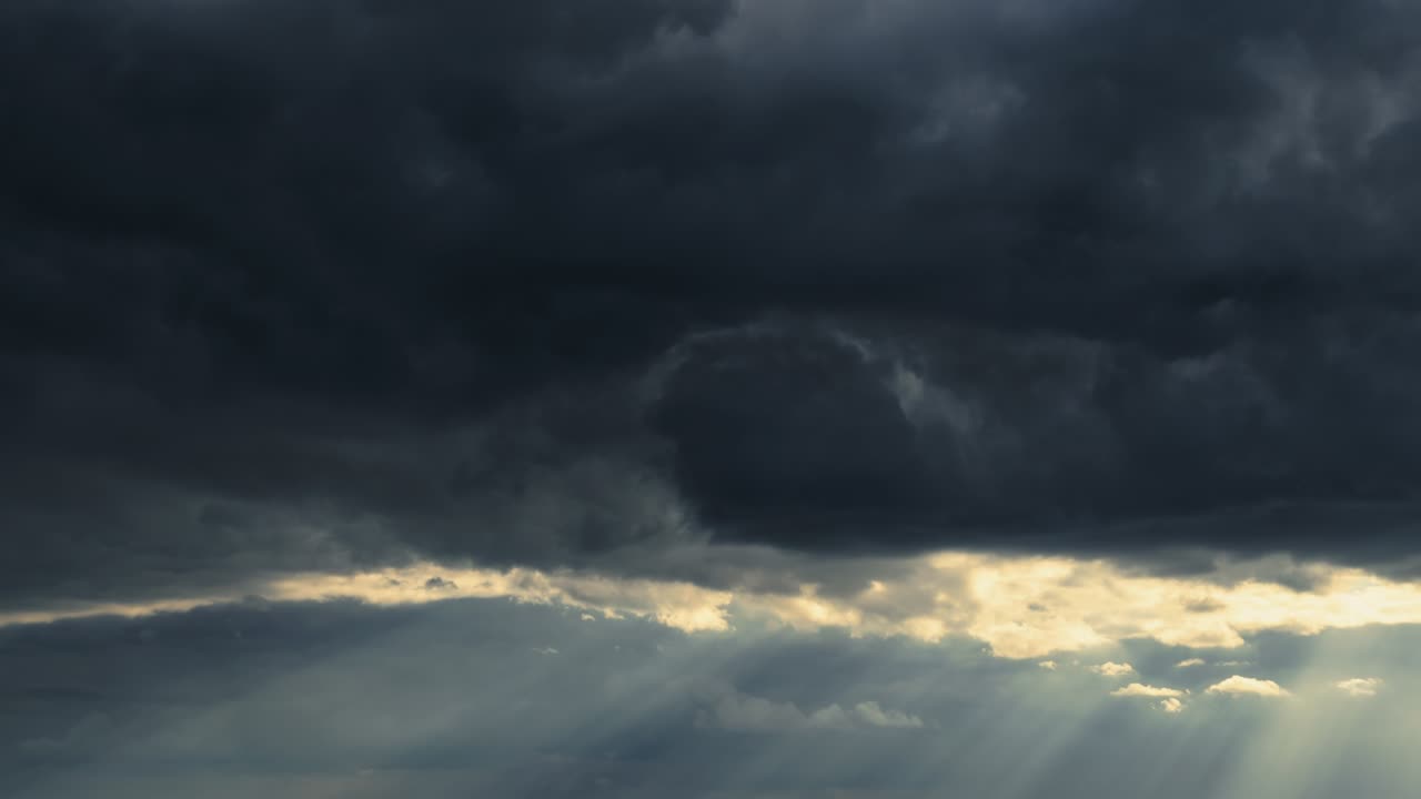 dramático atardecer cielo lapso de tiempo, luz solar brillante y silueta oscura de nubes como fondo, clima extremo