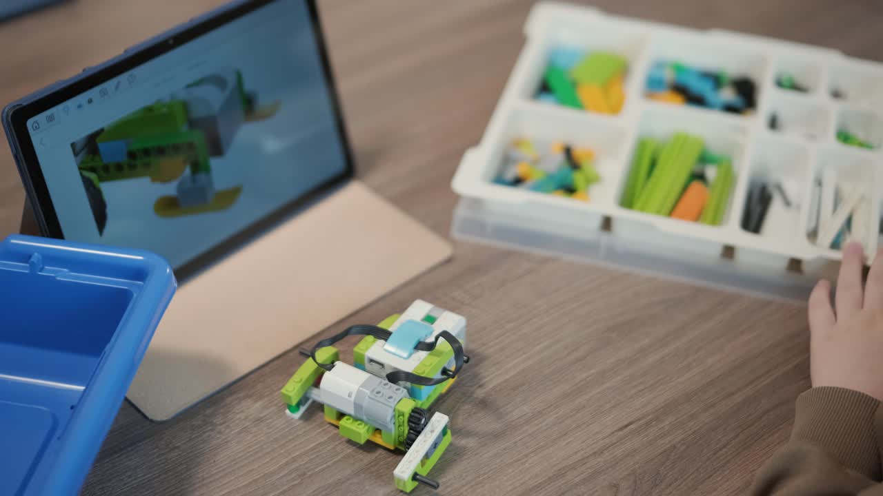 дети участвуют в учебных занятиях, собирают комплекты робототехники с фокусом и командной работой в классе