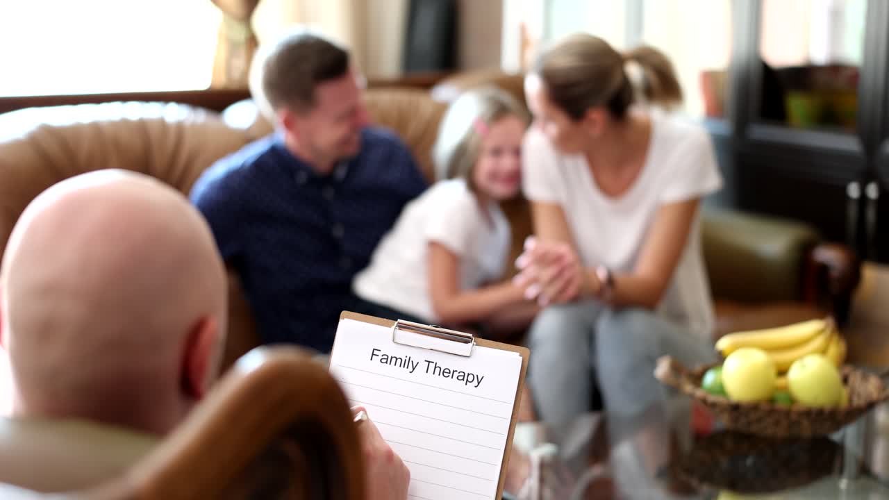 Psykolog ved psykoterapisession med familie og barn