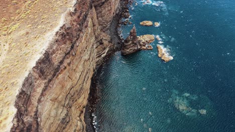 Fascinante-Vista-De-La-Madre-Naturaleza-Que-Muestra-El-Mar-Azul-A-Lo-Largo-De-Enormes-Acantilados-Rocosos-Marrones-Y-Montañas