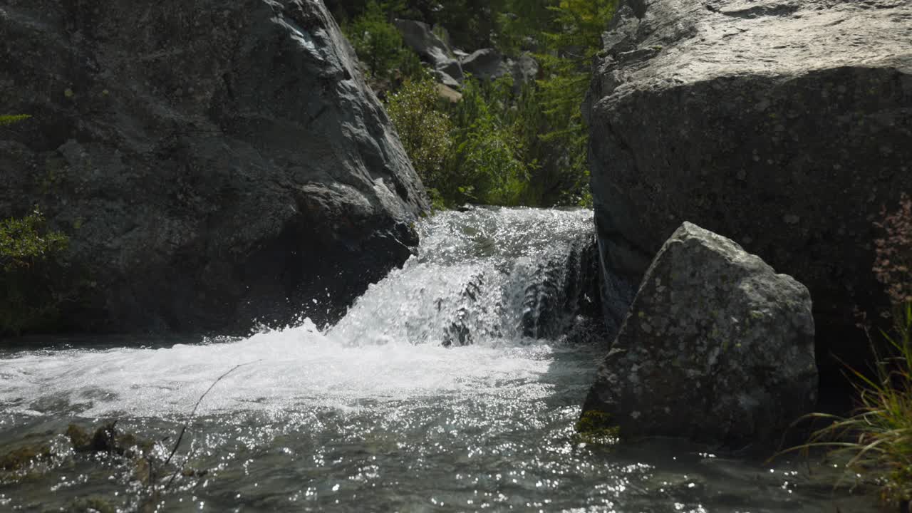 cascada de arroyo de montaña entre dos rocas