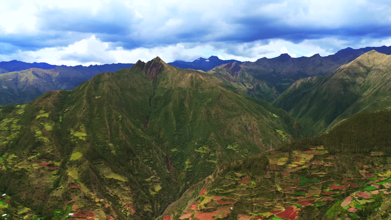 Limatambo, Perù, drone aereo, altipiani, piantagione di avocado, coltivazioni, Ande peruviane, catena montuosa, regione di Cusco, Heertahuayco, clima caldo, Soray, stagione delle piogge, nuvole, monte Humantay, valle di Salkantay, movimento in avanti