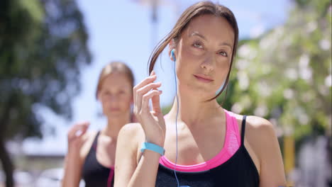 dos mujeres corriendo fitness amigos atléticos corriendo en la ciudad urbana