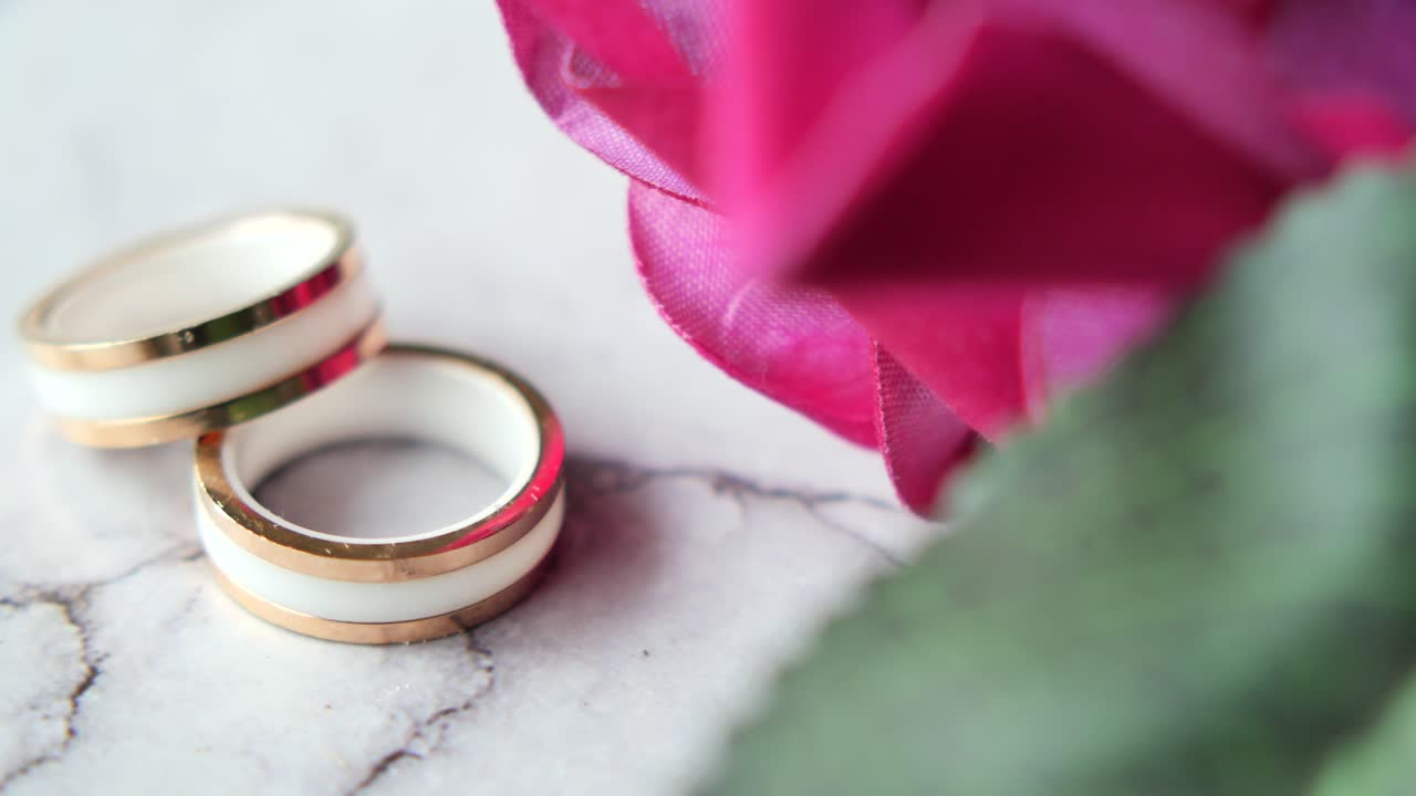 결혼 반지를 닫고 테이블에 장미 꽃을 놓고