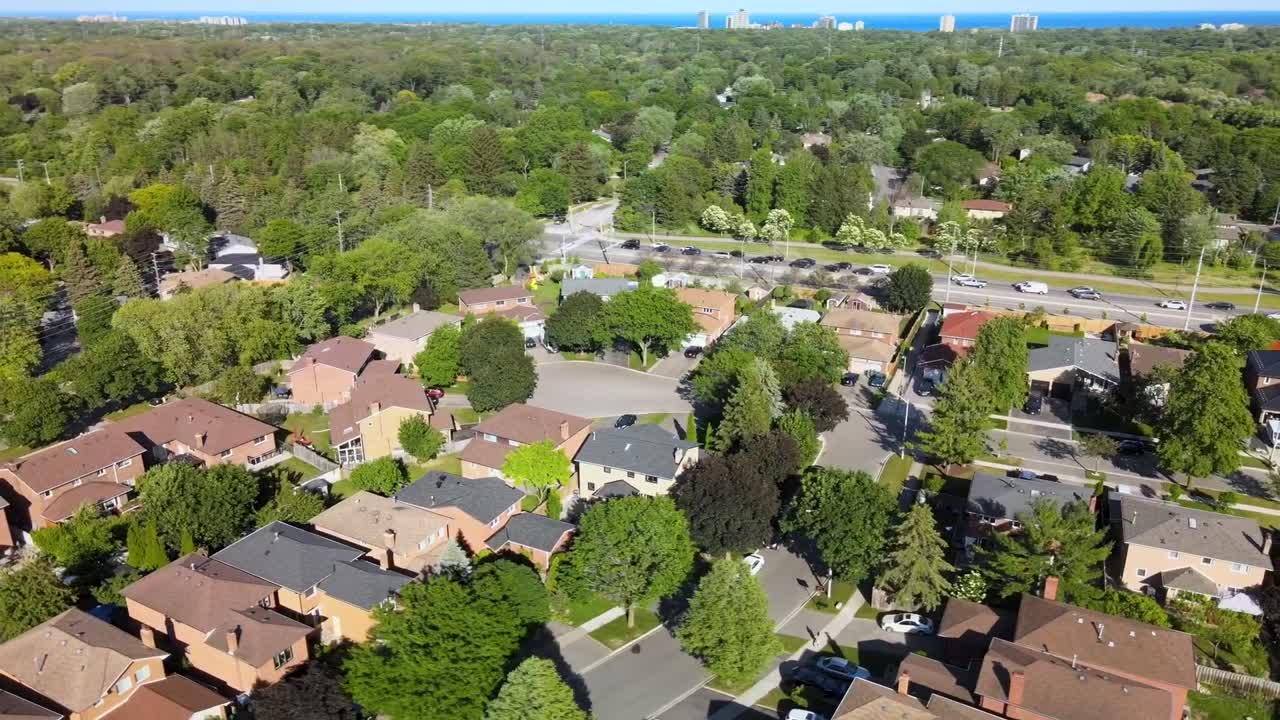 toma aérea de primer plano de casas en mississauga, cerca del lago ontario.