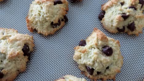 Panorámica-Sobre-Una-Bandeja-De-Galletas-Con-Trocitos-De-Chocolate-Caseras-Recién-Horneadas