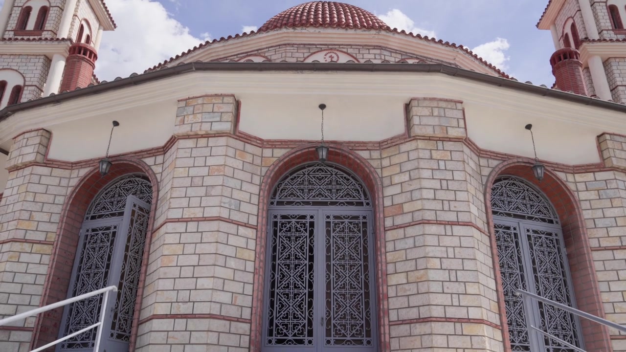 Entrada principal de estilo neobizantino de la Catedral de la Resurrección de Cristo en Korçë, Albania