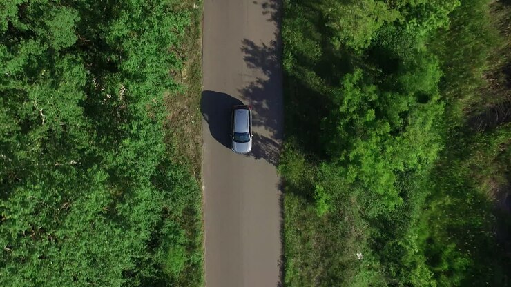 Draufsicht auf ein Auto, das auf einer Landstraße fährt