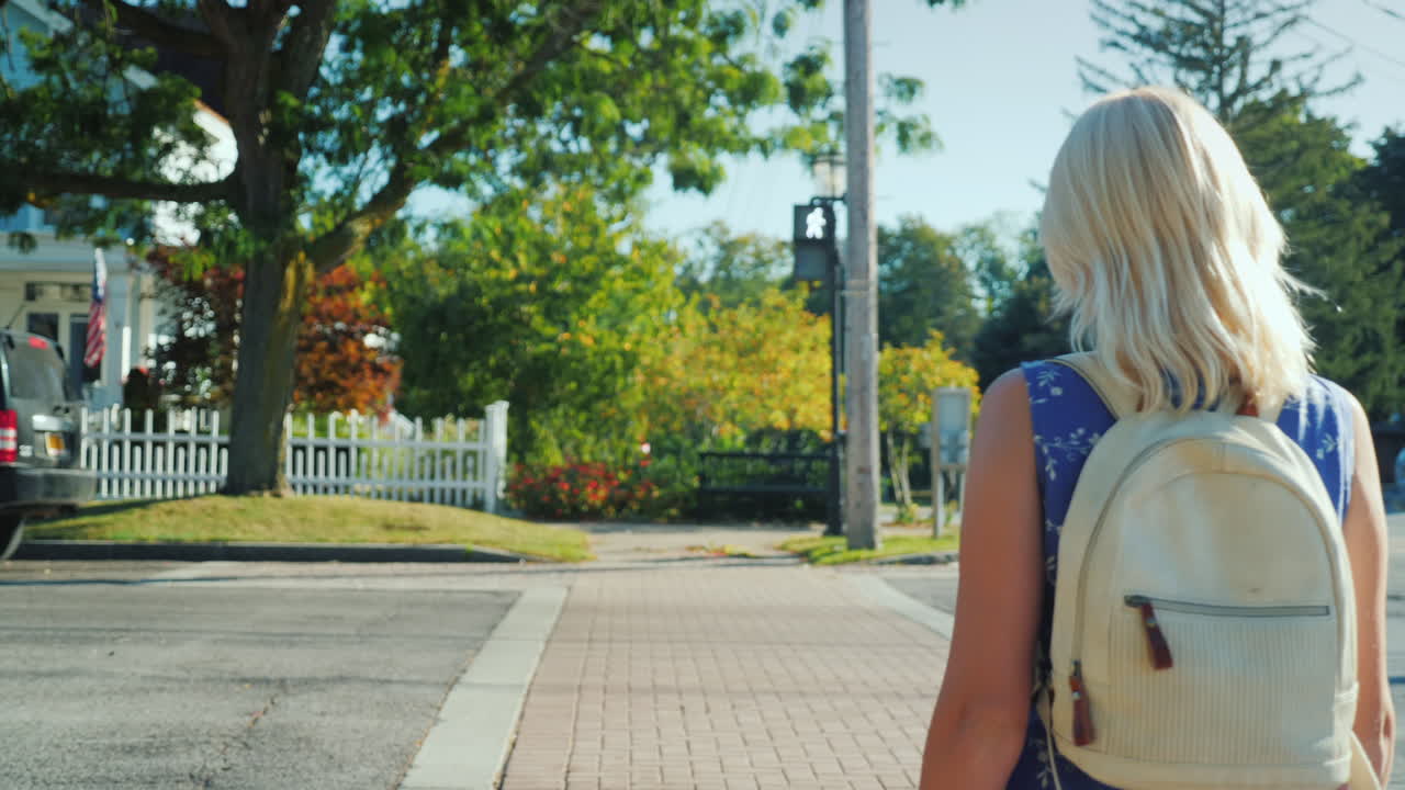 횡단보도를 이용하는 여성