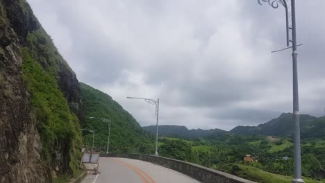 在菲律賓巴坦斯山邊的高速公路上開車