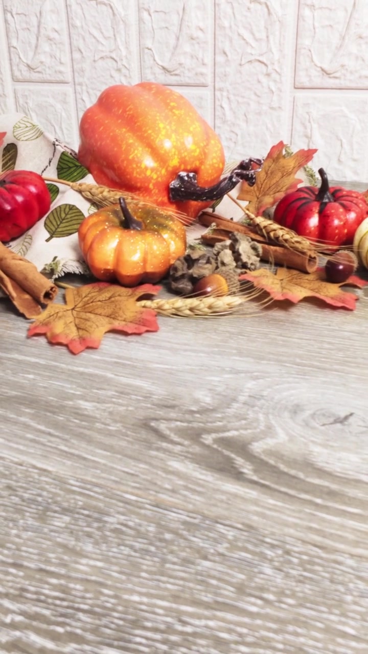 Decorazione autunnale per la festa del Ringraziamento con zucche e foglie