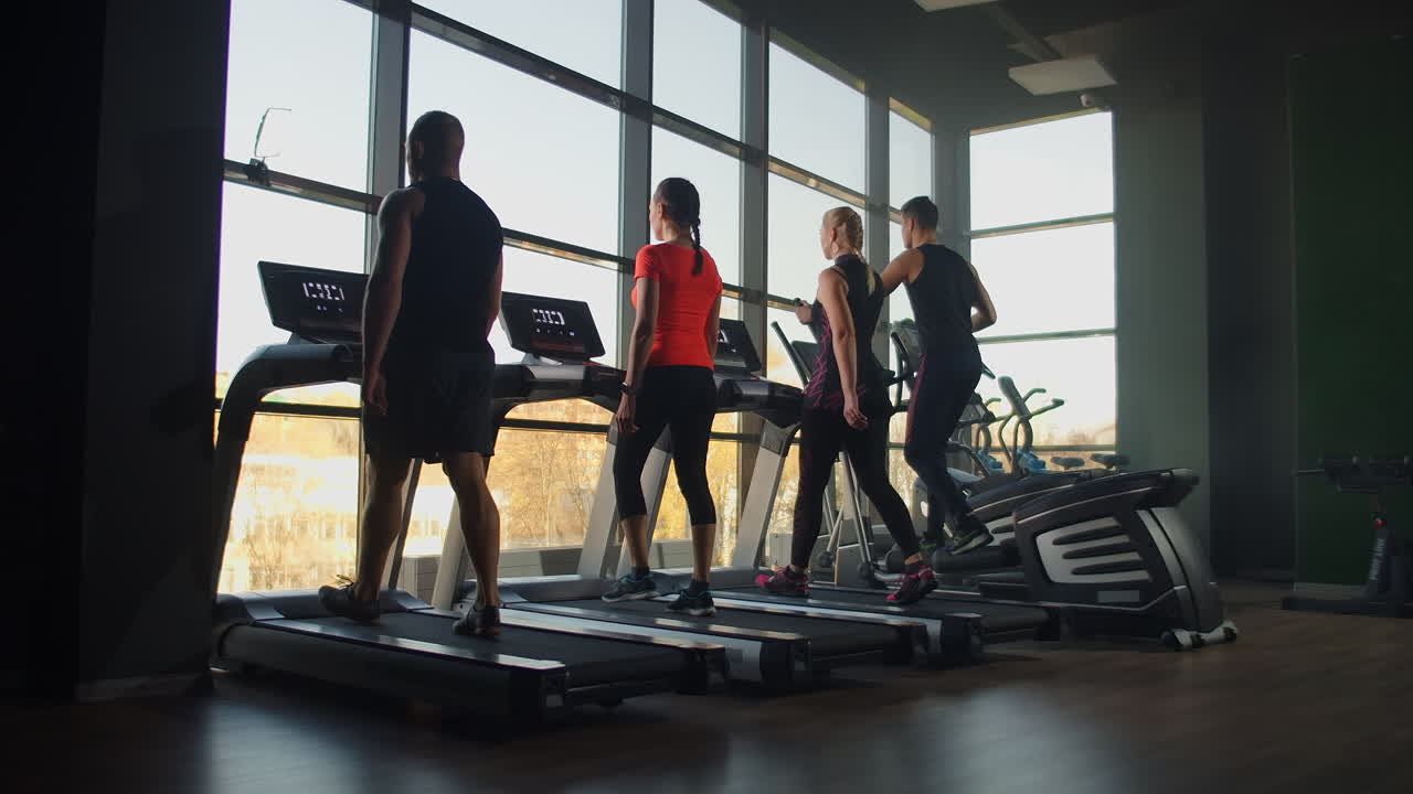 두 명의 젊은 피트니스 건강한 여성이 스포츠 현대 체육관에서 트레드밀에 있습니다. 피트니스 스포츠 훈련 사람들 개념.