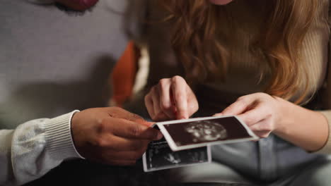 Mujer-Blanca-Muestra-A-Su-Marido-Su-Bebé-En-Imágenes-De-Ultrasonido