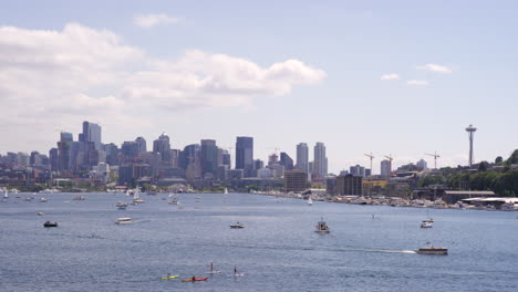 boote fahren am lake union mit der skyline von seattle und der space needle in washington, usa