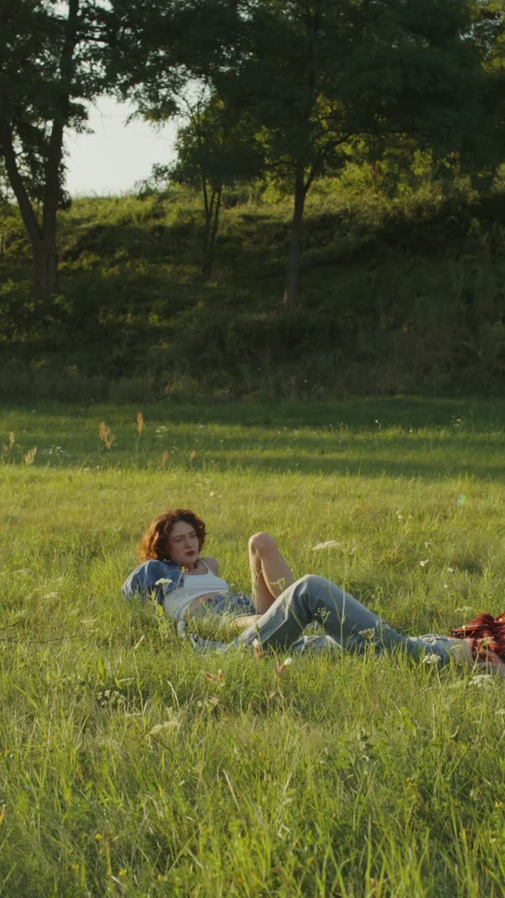 해가 지는 동안 에서 휴식을 취하는 부부