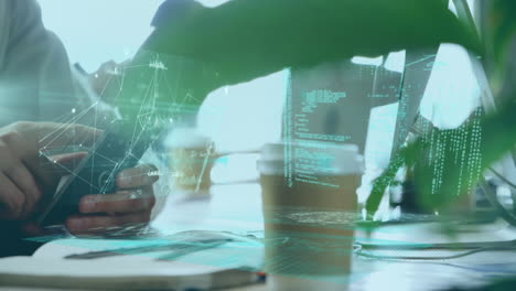 animación del procesamiento de datos sobre un hombre de negocios que usa un teléfono inteligente
