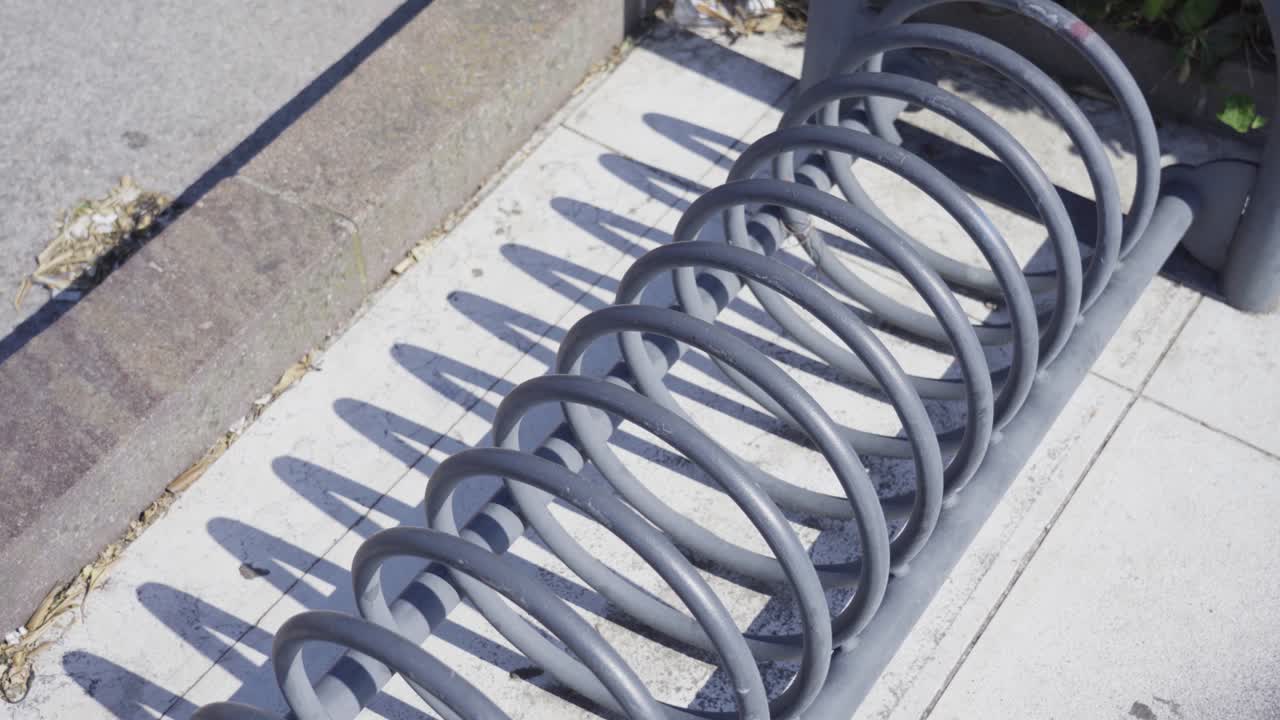 estante vacío para estacionamiento de bicicletas en tierra