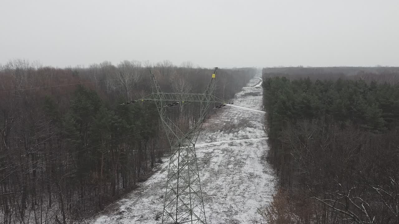Secondo video drone con parallasse di linee elettriche a Las Brodnowski