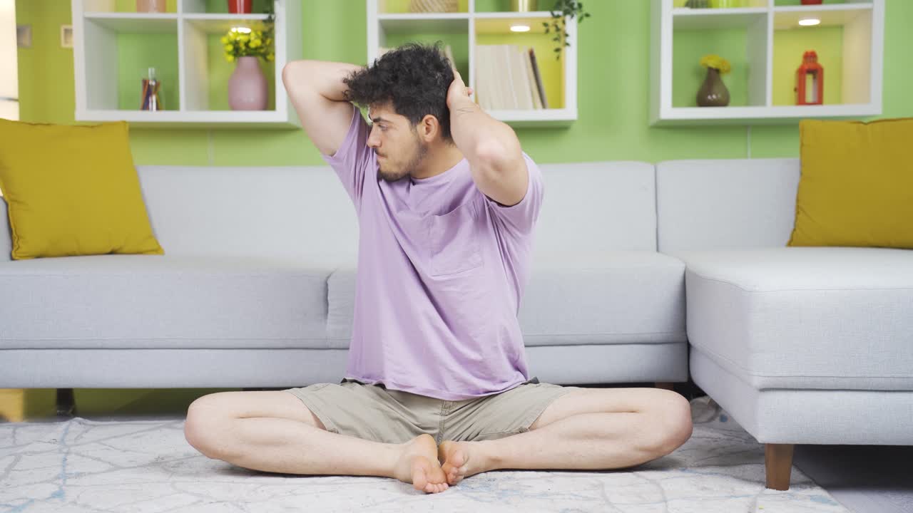 공격적이고 화가 난 젊은 남자의 초상화입니다.