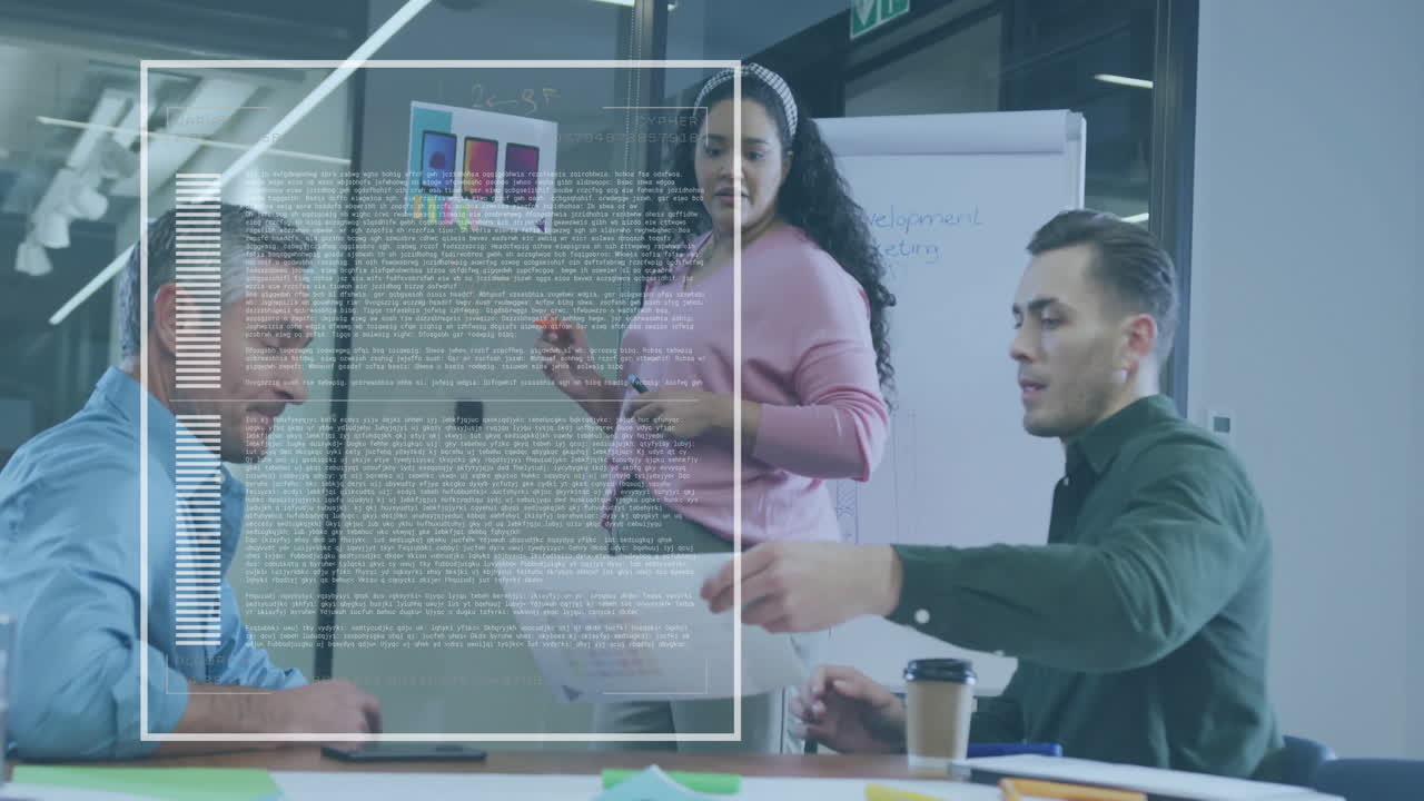 animación del procesamiento de datos financieros sobre diversas personas de negocios en la oficina