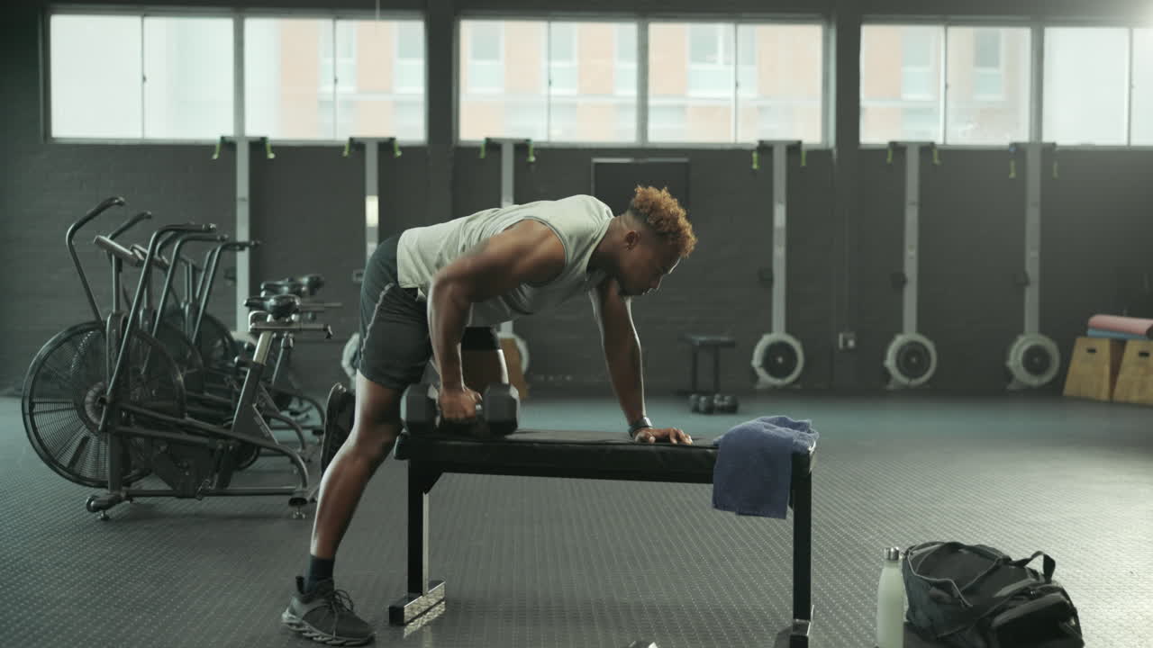 hombre trabajando con pesas en el gimnasio