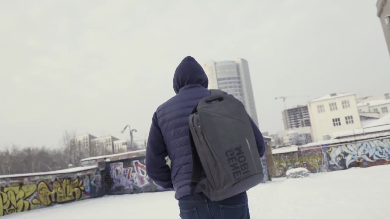 도시 에서 눈 인 지붕 을 고 있는 사람