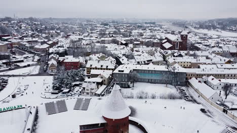 horizonte de la ciudad de kaunas y castillo medieval durante la temporada de invierno y tormenta de nieve, vista aérea