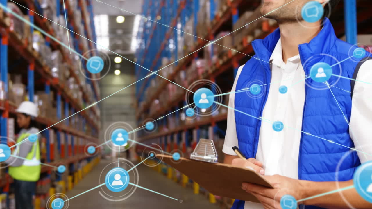 animación de la red de iconos de personas sobre el hombre sonriente que trabaja en el almacén de almacenamiento