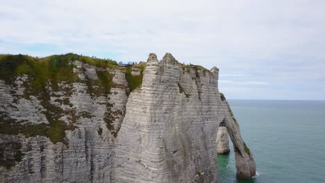 Volando-Hacia-Arriba-Mirando-Por-Encima-Del-Arco-De-Etretat-En-Normandía,-Francia