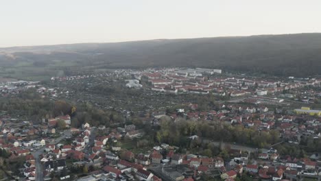 Drohnenluftaufnahme-Von-Thale,-Rosstrappen,-Hexenstieg,-Hexentanzplatz-Und-Dem-Bodetal-Im-Norden-Des-Nationalparks-Harz-Im-Spätherbst-Bei-Sonnenuntergang,-Deutschland,-Europa