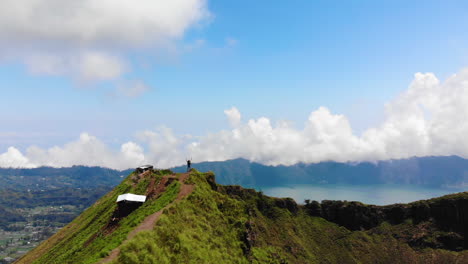 歐洲遊客在印度尼西亞巴里 (bali) 的一個活火山上登山後,