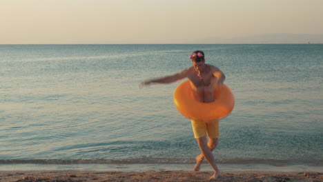 Hombre-Divertido-Bailando-En-La-Playa