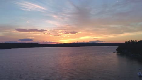 Sonnenuntergangs-Drohnenvideo-über-Dem-See