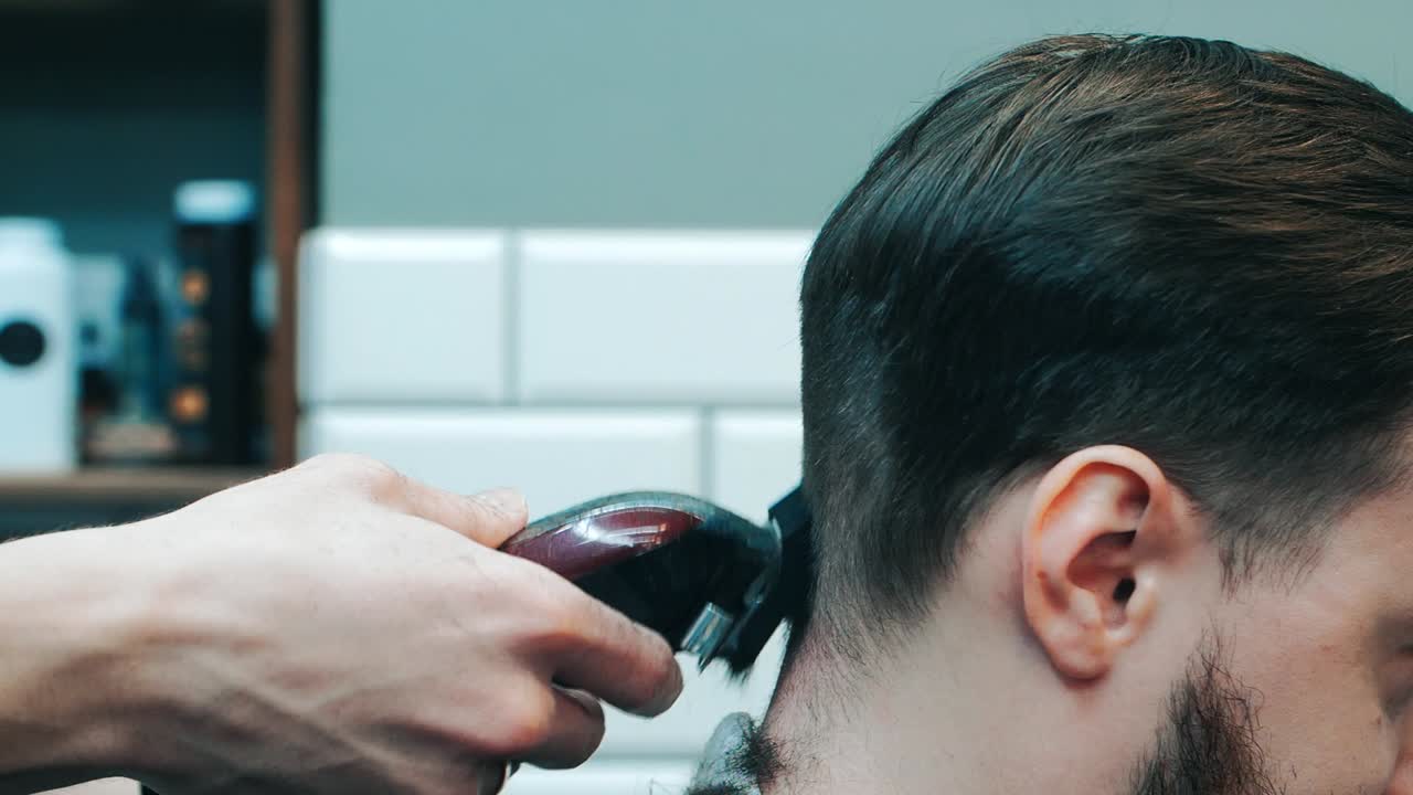 peluquero cortando el cabello del cliente en la parte posterior de la cabeza. peluquero sirviendo al cliente