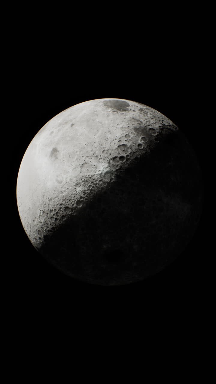 Um close-up da superfície da lua, mostrando suas crateras e paisagem lunar