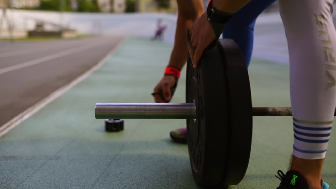 트랙 에서 무게 를 들어 올리는 사람