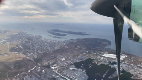 Blick-Aus-Dem-Flugzeug-Auf-Einen-Inlandsflug-Mit-Einer-Malerischen-Landschaft