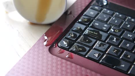 teclado de portátil dañado por el derrame de café