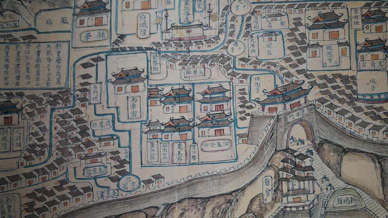 重慶地域の古代都市のレイアウトを描いた、複数の伝統的な中国建築物がある絵画のタペストリーのクローズアップを捉えた映像です。