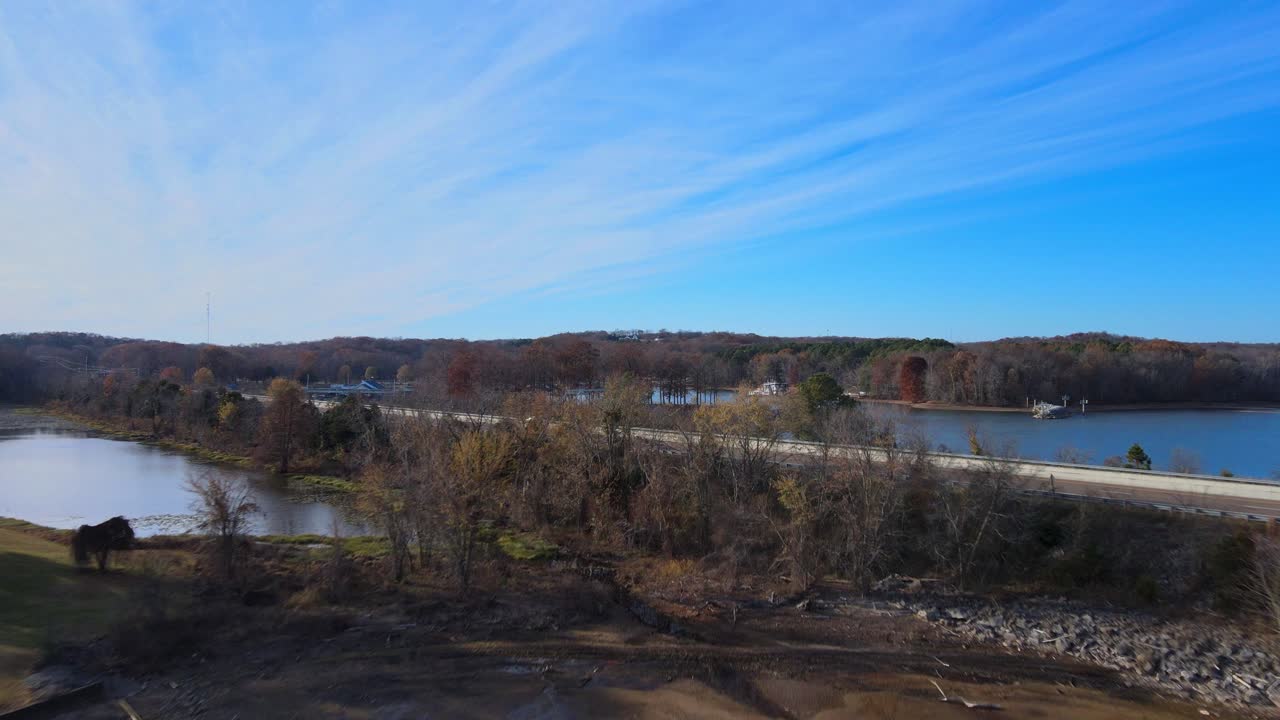 barcos en el puerto deportivo del parque estatal paris landing junto al lago kentucky en buchanan, tennesse, estados unidos
